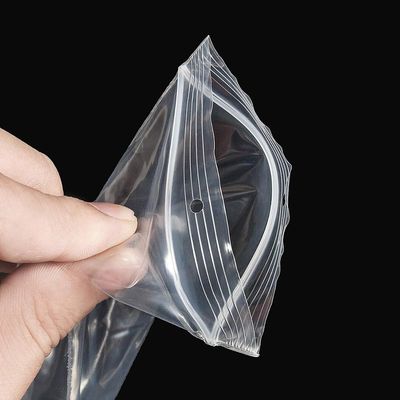 Οι Resealable πλαστικές τσάντες περιδεραίων με κρεμούν το σαφές φερμουάρ Baggies τρυπών